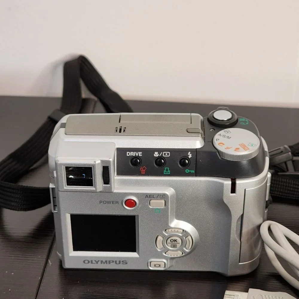 Olympus Camedia C-700 Ultra Zoom 2.1MP Digital‎ Camera For Parts Only